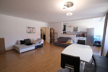 Beste City-Lage – Großzügige und helle 3-Zimmerwohnung mit Einbauküche am Hauptmarkt - Photo 4