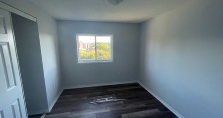 162 Tunbridge Barrie | $2400 per month | Plus Heat | Plus Water | Plus Hydro - Photo 4