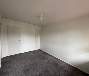 Modern 2 Bedroom - Photo 2