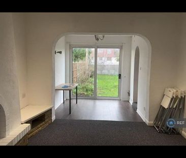 4 bedroom semi-detached house to rent - Photo 2