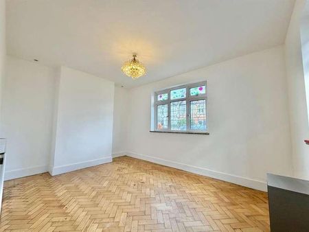 Montgomery Road, Edgware, HA8 - Photo 2