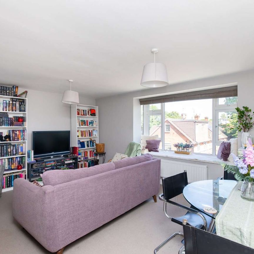 Second floor apartment with private garden near to East Putney station - Photo 1
