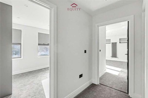 Bullsmoor Lane, Enfield, EN3 - Photo 1