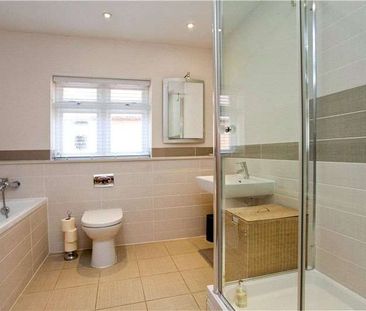 A modern family home in a popular Cobham residential road. - Photo 5