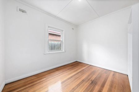 Classic two bedroom house with courtyard! - Photo 3