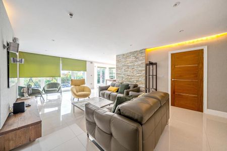 5 bedroom detached house to rent - Photo 2