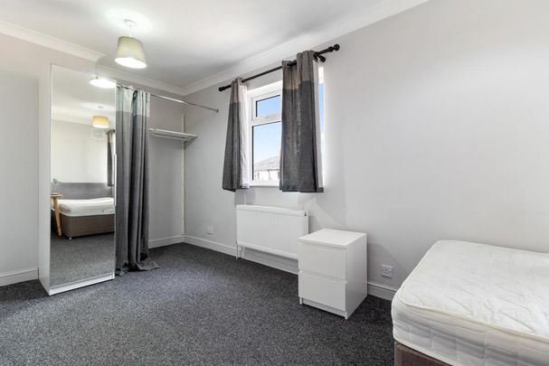 4 bedroom semi-detached house to rent - Photo 1