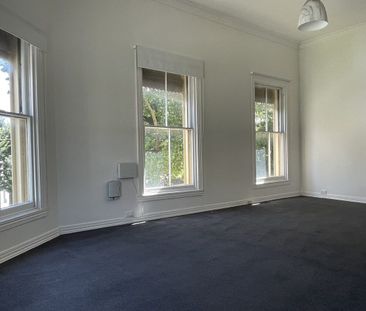 Huge apartment!Lygon Street and Melbourne Uni on the doorstep! - Photo 1