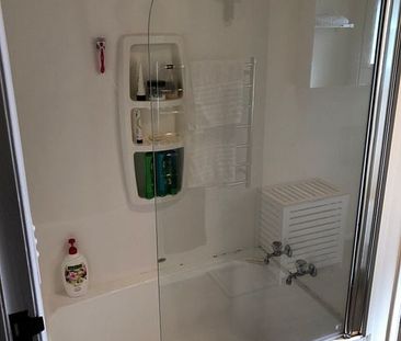 Tidy, handy to train station and motorway. - Photo 6