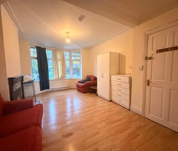 Warren Crescent,Southampton - Photo 1