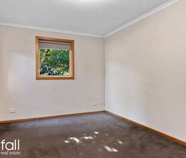 Spacious Townhouse, Central Location - Photo 3