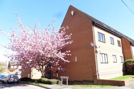 1 Bedroom Flat to Rent in Highgrove Court, Rushden, Northants, NN10 - Photo 2