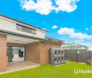 Beautiful 5 Bedroom Home - Available Now! - Photo 2