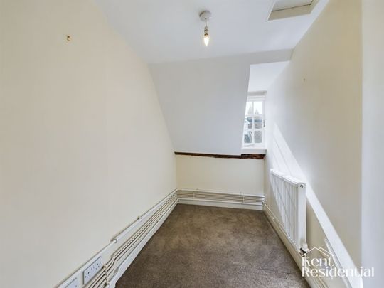 3 bed flat to rent in The Precinct, Rochester, ME1 - Photo 1