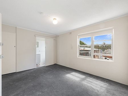 Beautifully Appointed Studio Apartment - Located in a lovely Tree Lined Street - Photo 2