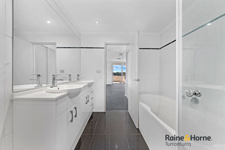 Breathtaking Water-View Luxury Apartment - Executive Living in Chiswick - Photo 4