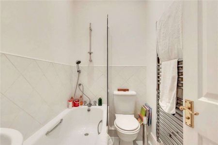 A spacious two bedroom flat in a Victorian conversion with lovely views - Photo 5