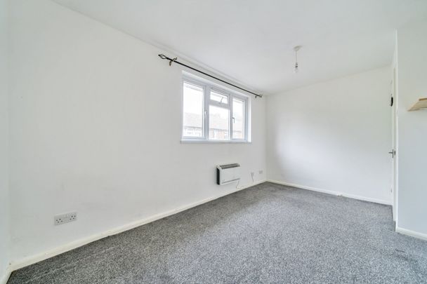 Flat to rent - Crayford High Street, Dartford, DA1 - Photo 1