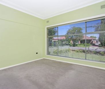 Spacious 4-Bedroom House Close to Public Transport - Photo 4