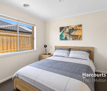 Modern Four-Bedroom Family Home Moments from the Beach in Torquay - Photo 6