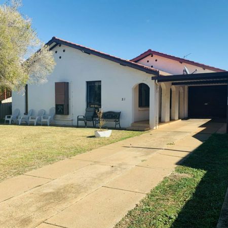 Family-Friendly Home in Dubbo Suburb - Photo 3