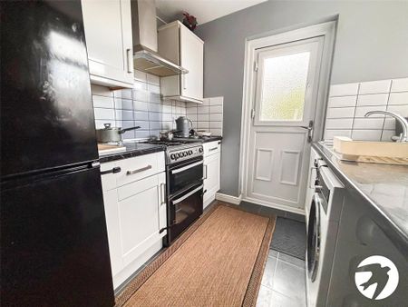 2 bedroom end of terrace house to rent - Photo 4