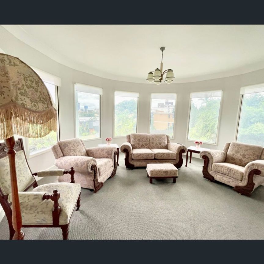 Furnished Art Deco Apartment, close to Transport, includes utilities - Photo 1