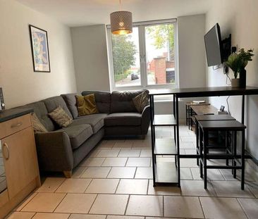 Charming Bedroom Apartment, LN1 - Photo 1