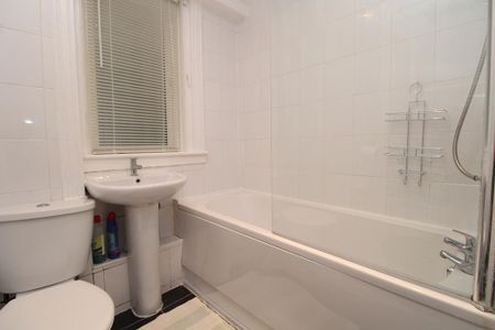 3 bedroom flat to rent - Photo 2