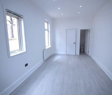 To Let 4 Bed Mid Terraced House - Photo 2