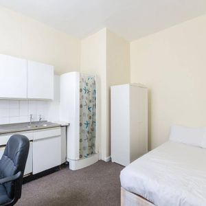 Studio to rent - Photo 2