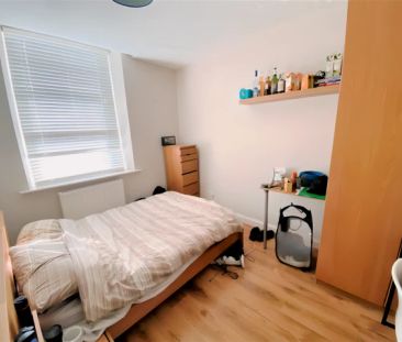 5 Bed 2 Bath - Photo 4