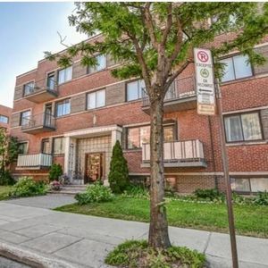 Large 2-bedroom (1-bedroom + Den) Condo in Côte-des-Neiges - Photo 2