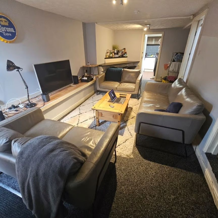 Room in a Shared House, Cardigan Lane, LS4 - Photo 1