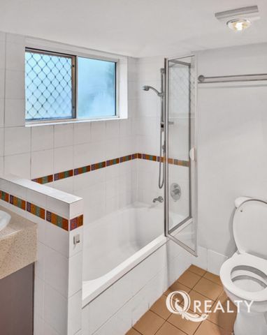 Spacious - Low Maintenance Unit - In Convenient Location! - Photo 3