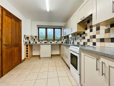 3 bedroom End Terraced House to let - Photo 2