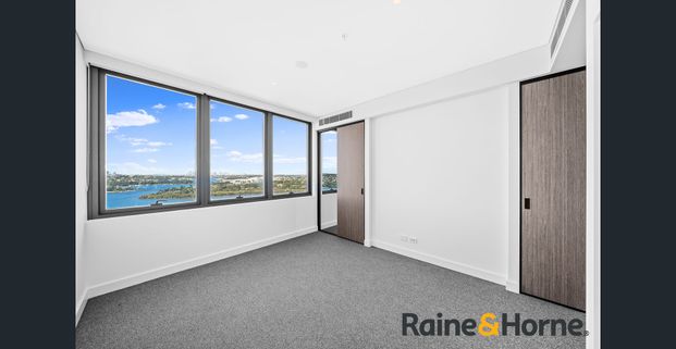'The Peake' Near New 3 Bedroom Apartment with Panoramic Water & City Views - Photo 1