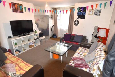 6 bedroom House in Queens Road, Leeds - Photo 1