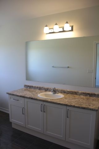 For Lease - 20 Blackpool Lane, East Gwillimbury, Ontario - Photo 3