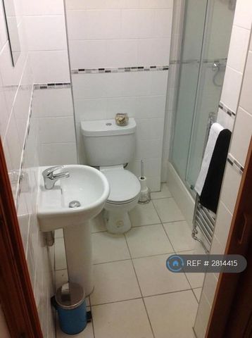 1 bedroom in a flat share to rent - Photo 3