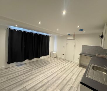 1 Bed Flat, Cranbrook Road, IG6 - Photo 2