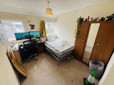 4 bedroom semi-detached house to rent - Photo 4