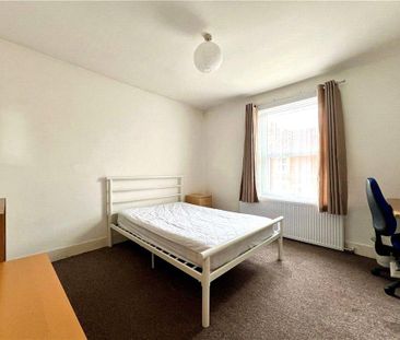 4 bedroom semi-detached house to rent - Photo 4