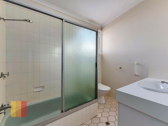 SPACIOUS, 3 BEDROOM HOUSE IN STAFFORD - Photo 1