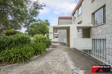 Top floor apartment with tree tops views! - Photo 3