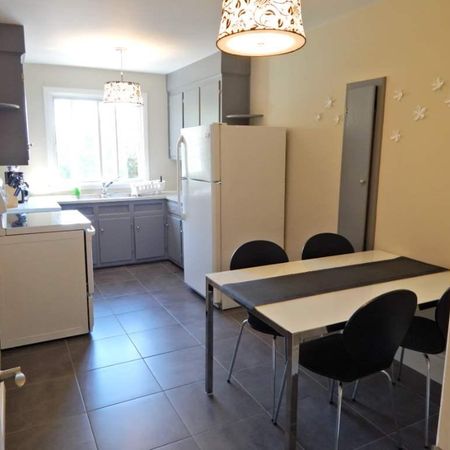 Logement 4 1/2 à louer meublé - SEPTEMBRE - face métro VIAU / dernier étage - Photo 4