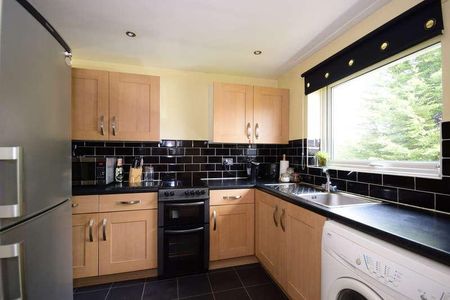 Trotwood, Chigwell, IG7 - Photo 4