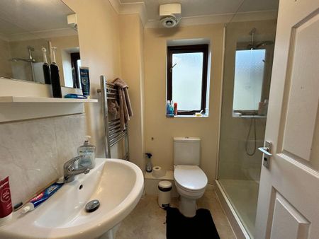 1 bedroom in a house share to rent - Photo 5