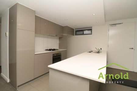 Spacious City Apartment, Moments from the Harbour - Photo 4