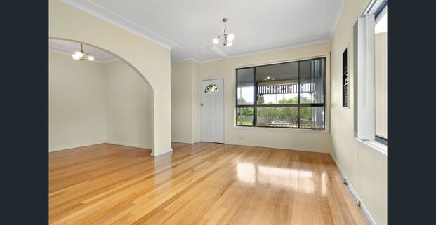 Freshly Painted 3 Bedroom Home With Newly Installed Solar Panels And Battery! - Photo 1